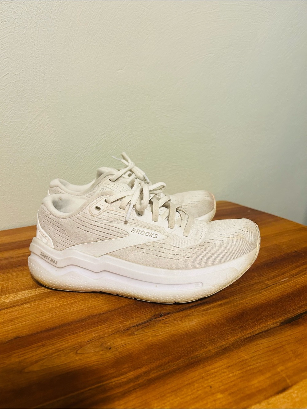 Brooks Women's Ghost Max 2 White Running Shoes, size 6.5